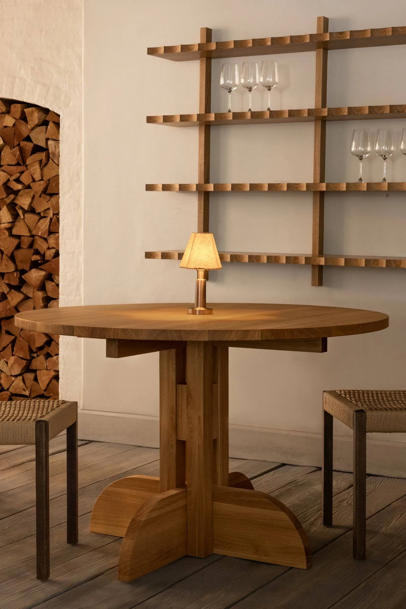Puffin Dining Table chapada en roble natural, Chapado de roble natural, Ø120 cm Audo Copenhagen