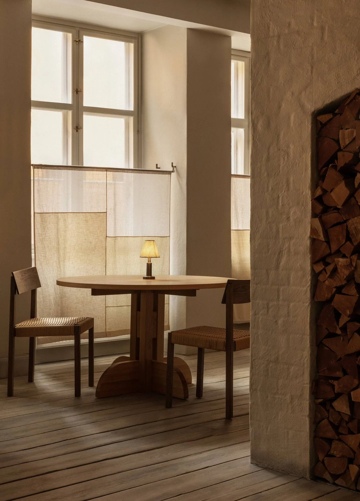 Puffin Dining Table chapada en roble natural, Chapado de roble natural, Ø120 cm Audo Copenhagen
