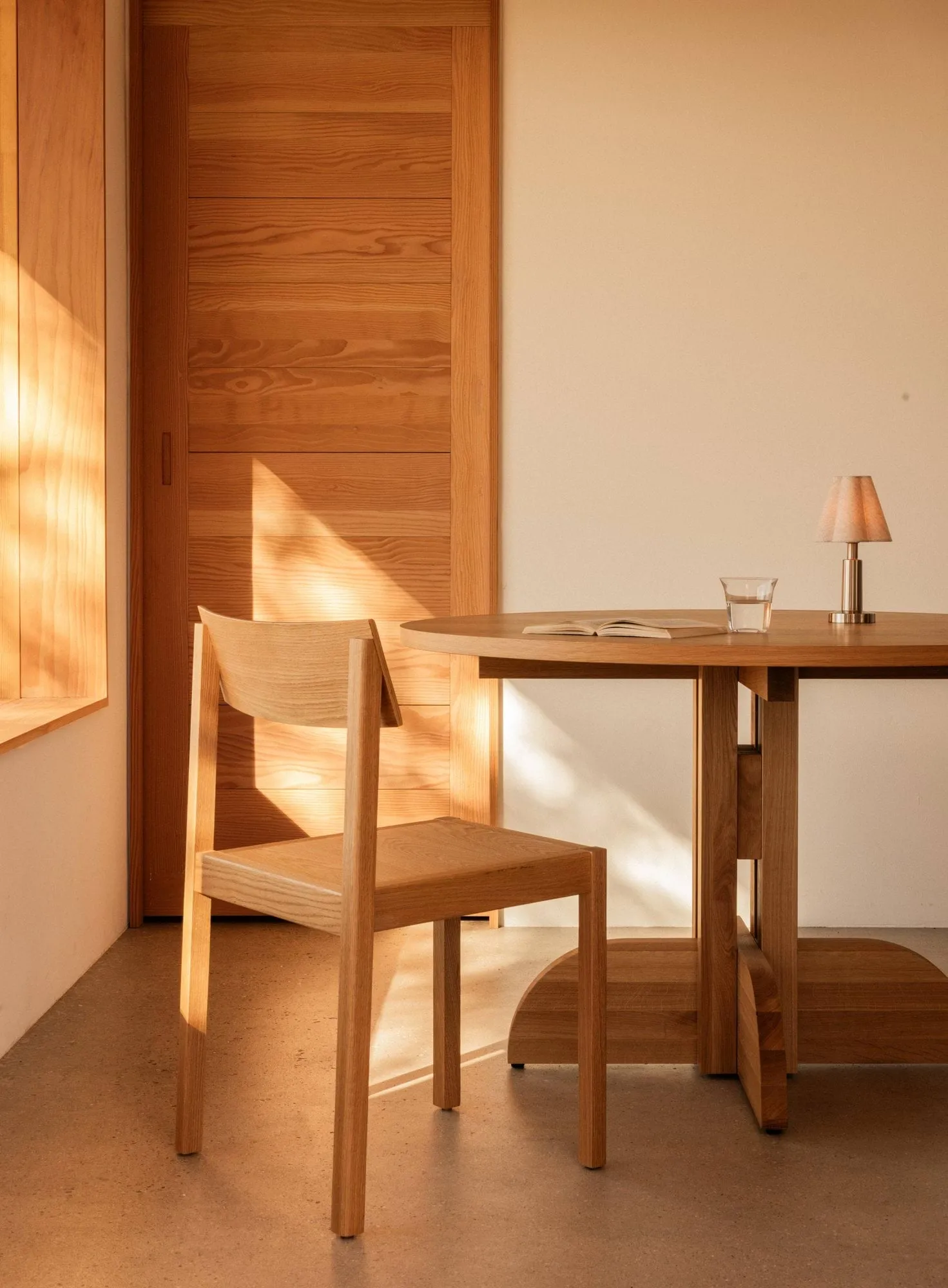 Puffin Dining Table chapada en roble natural, Chapado de roble natural, Ø140 cm Audo Copenhagen