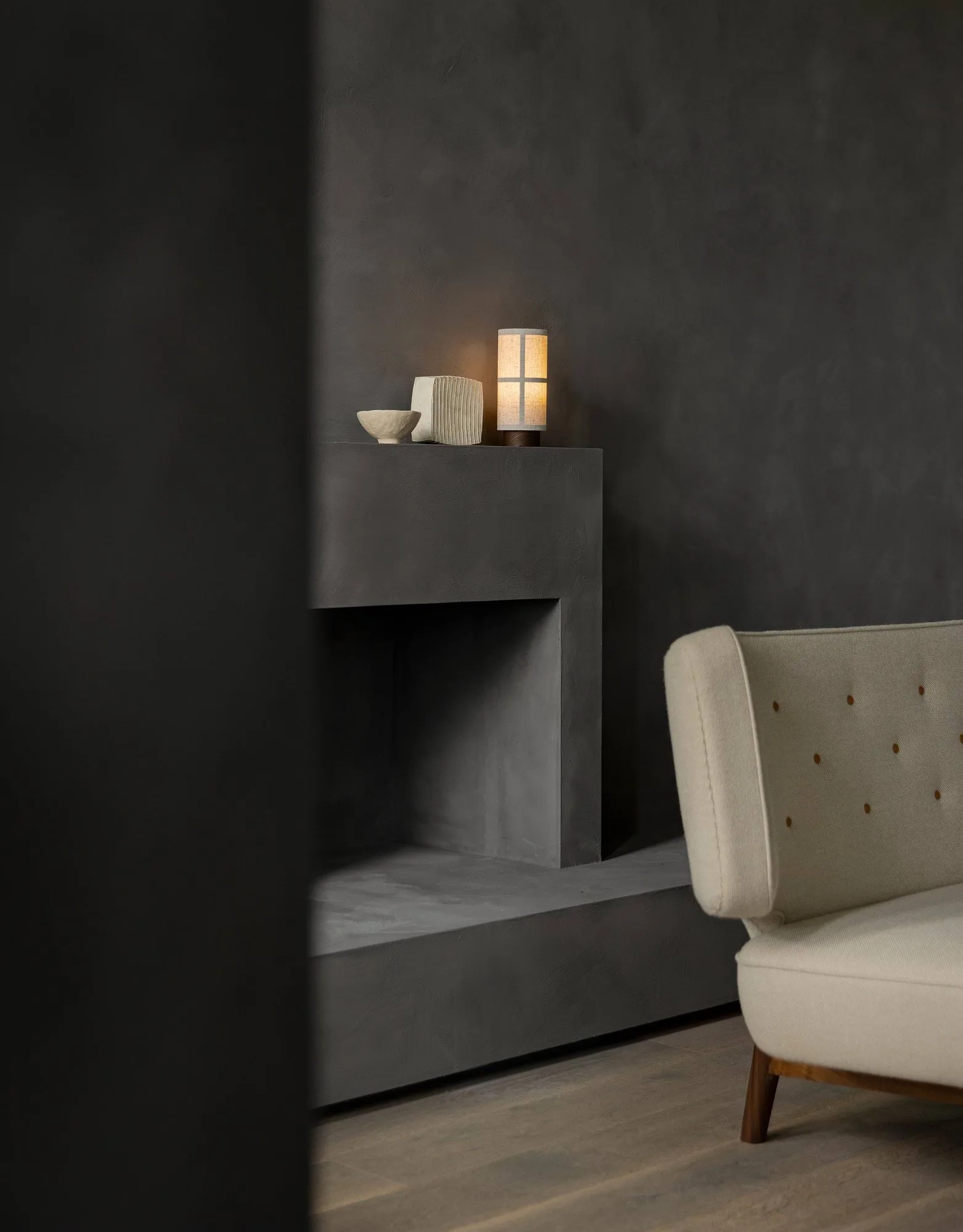 Radiohus Sofa tapizado integral RE-WOOL PC1T Global HR BUTTONS Vegetal base de 4 patas, Re-wool 218-nogal, botones de cuero, 2 plazas Audo Copenhagen