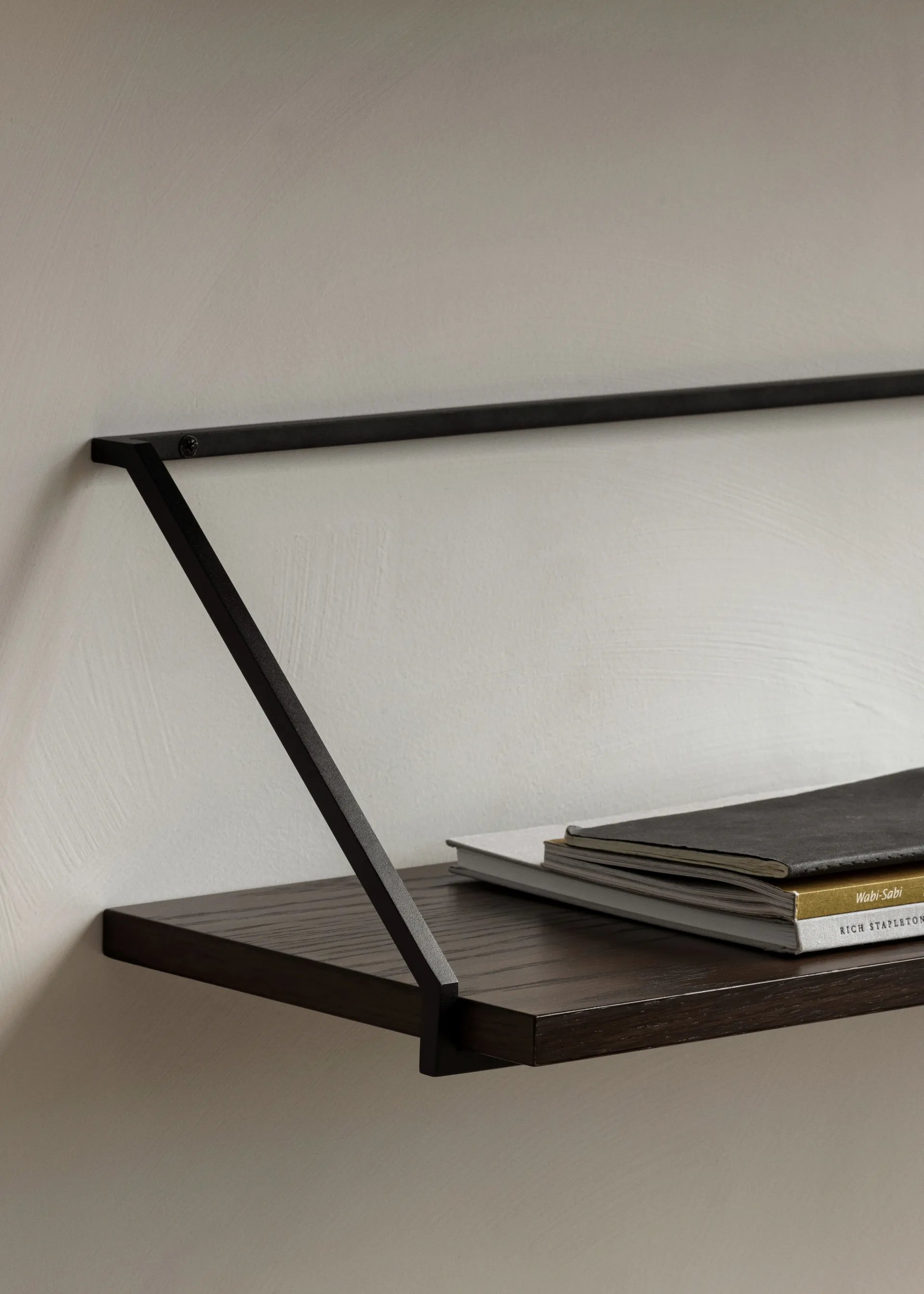 Repisa Rail, Roble teñido oscuro Audo Copenhagen