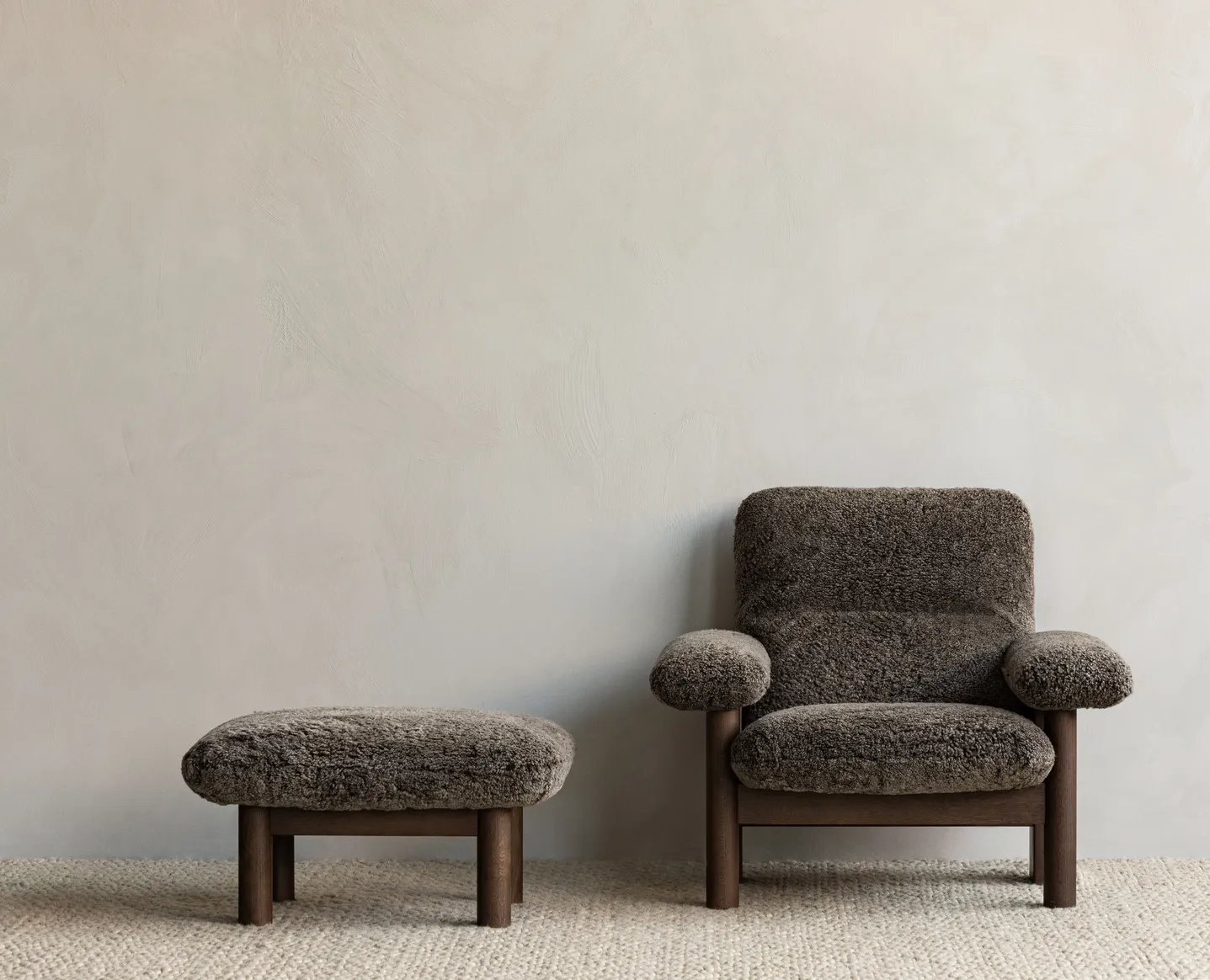 Reposapiés Brasilia, Piel de oveja root marrón-roble oscuro Audo Copenhagen