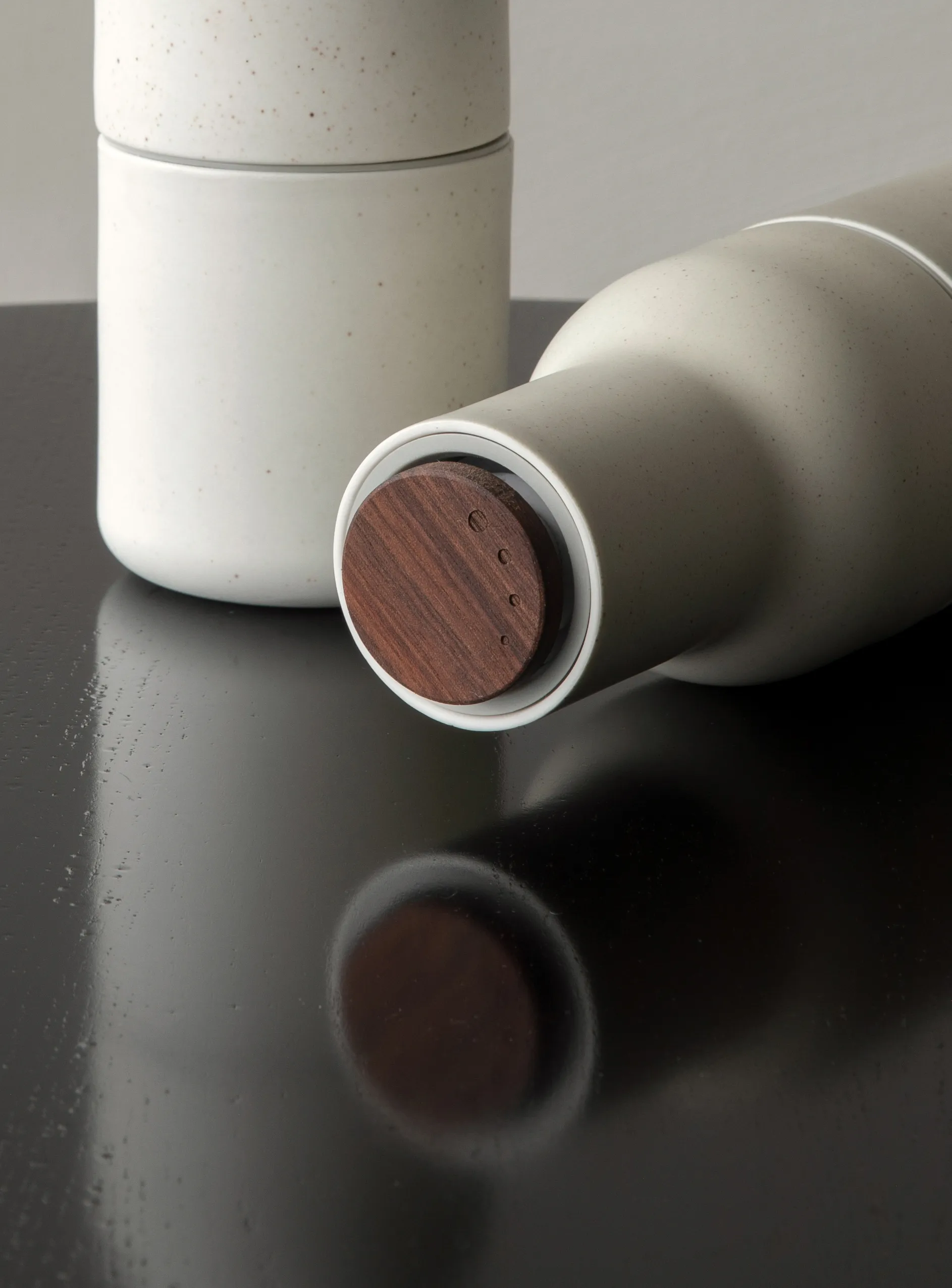 Set de 2 molinillos de especias Bottle Grinder cerámica, Sand (tapa de nogal) Audo Copenhagen