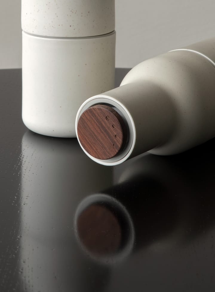 Set de 2 molinillos de especias Bottle Grinder cerámica, Sand (tapa de nogal) Audo Copenhagen