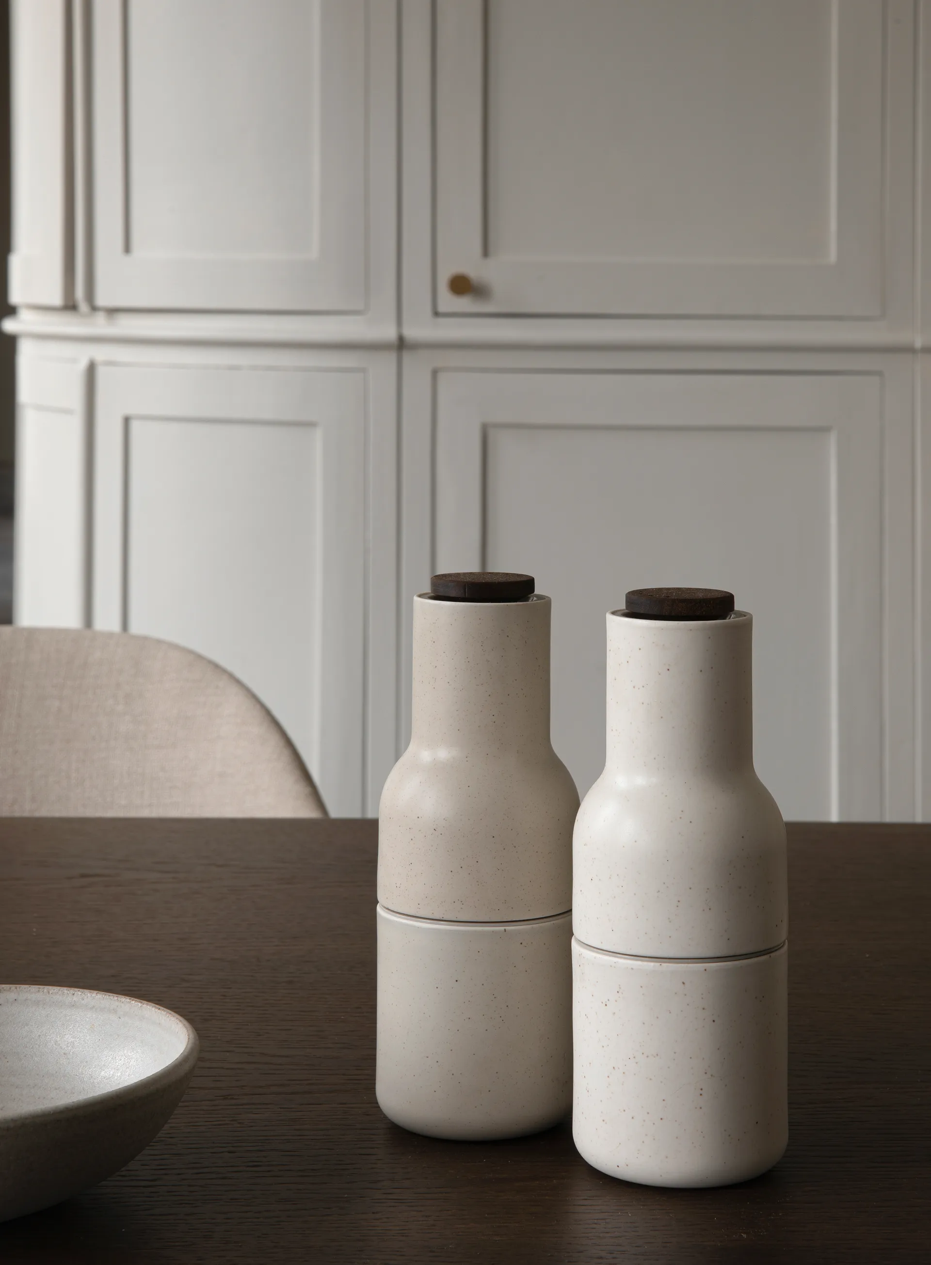 Set de 2 molinillos de especias Bottle Grinder cerámica, Sand (tapa de nogal) Audo Copenhagen