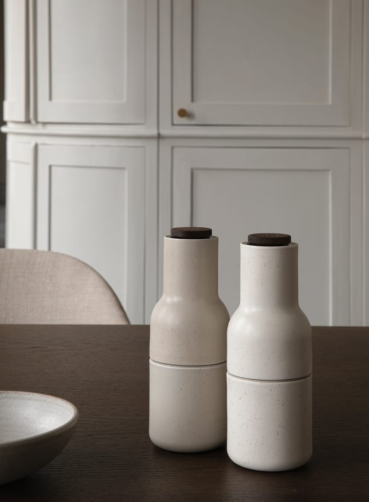 Set de 2 molinillos de especias Bottle Grinder cerámica, Sand (tapa de nogal) Audo Copenhagen