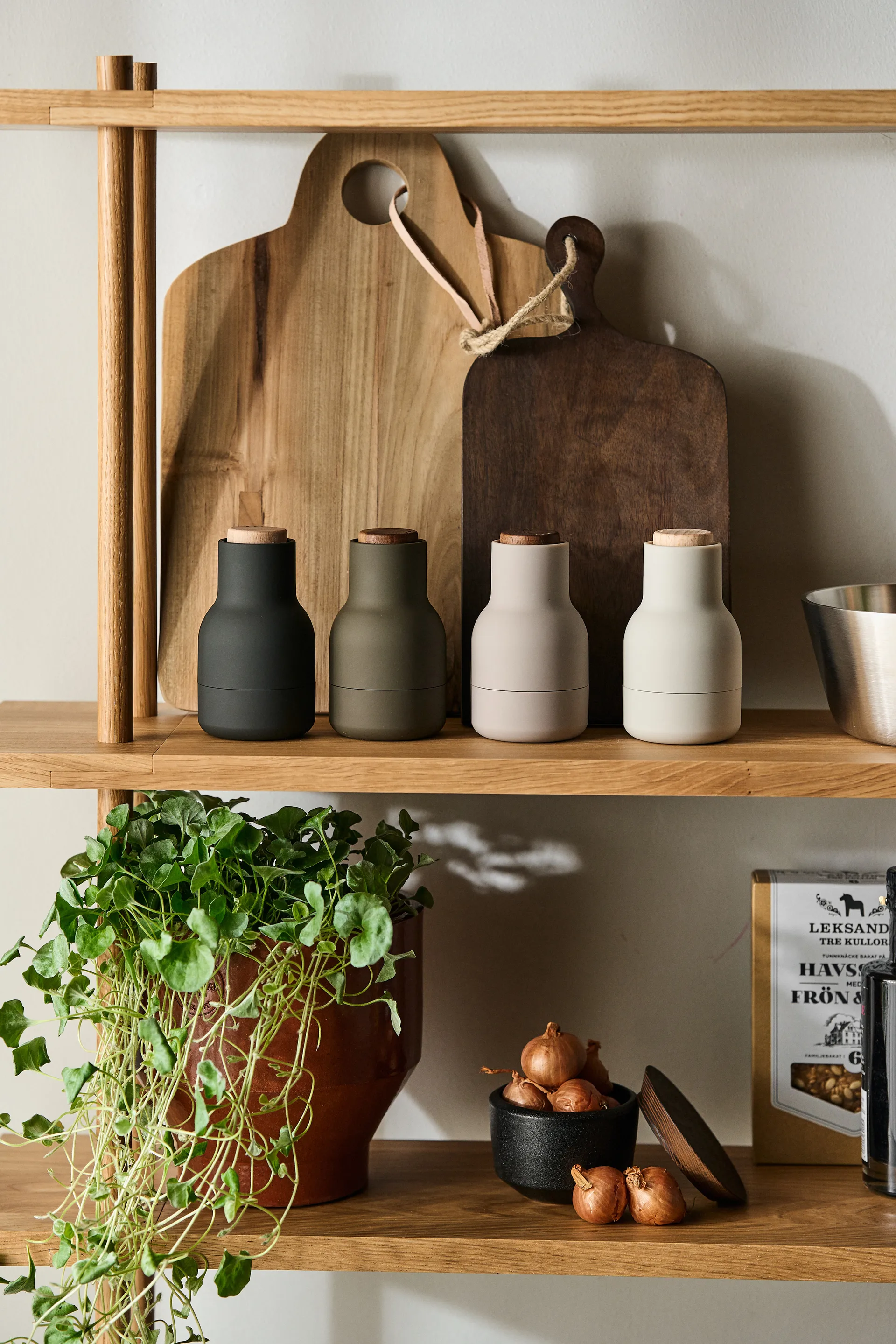 Set de 2 molinillos de especias Bottle Grinder Small, Ash-carbon-haya Audo Copenhagen