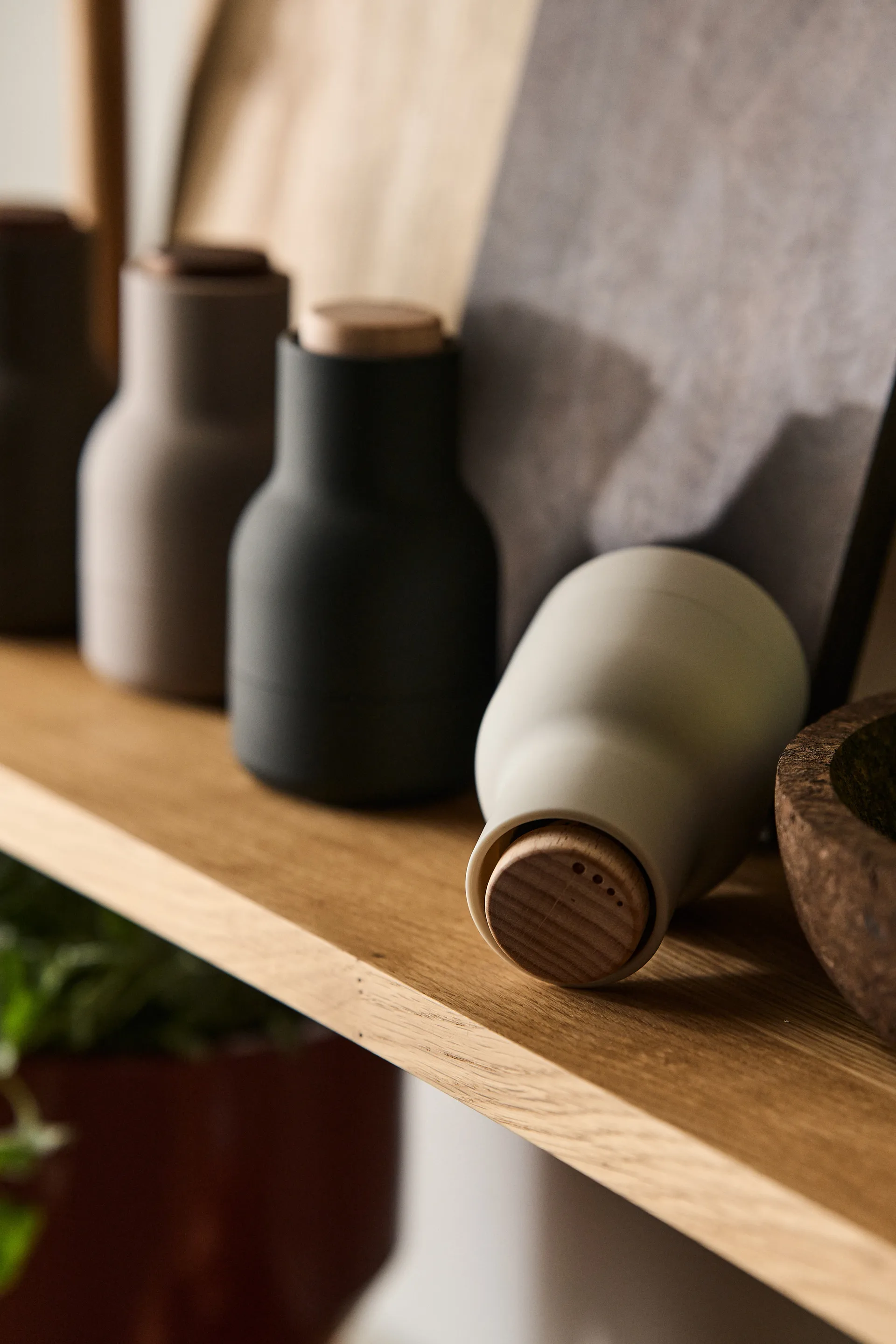 Set de 2 molinillos de especias Bottle Grinder Small, Ash-carbon-haya Audo Copenhagen