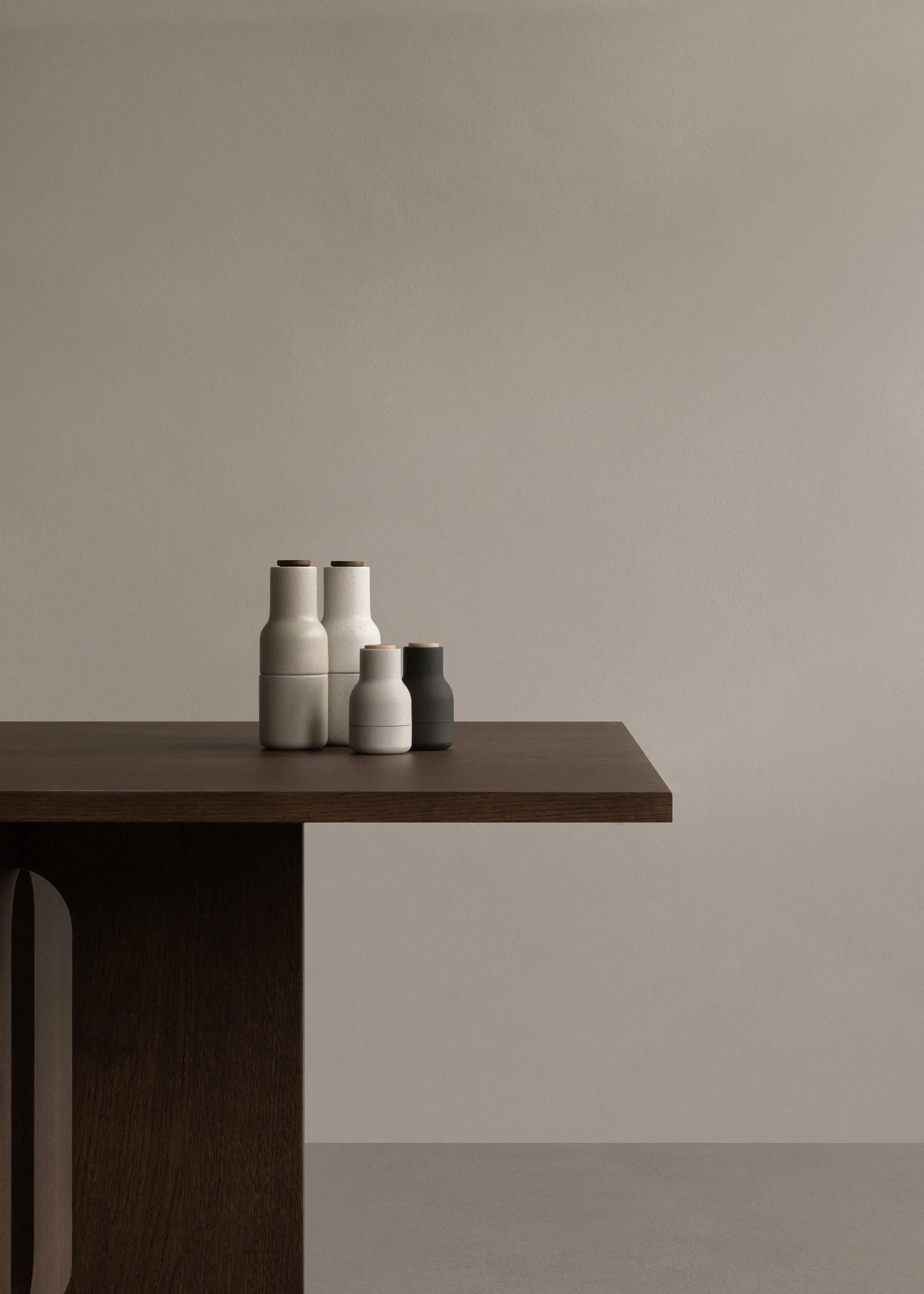 Set de 2 molinillos de especias Bottle Grinder Small, Ash-carbon-haya Audo Copenhagen