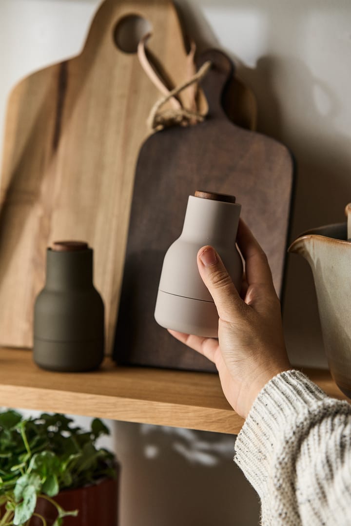Set de 2 molinillos de especias Bottle Grinder Small, Hunting green-beige-nogal Audo Copenhagen