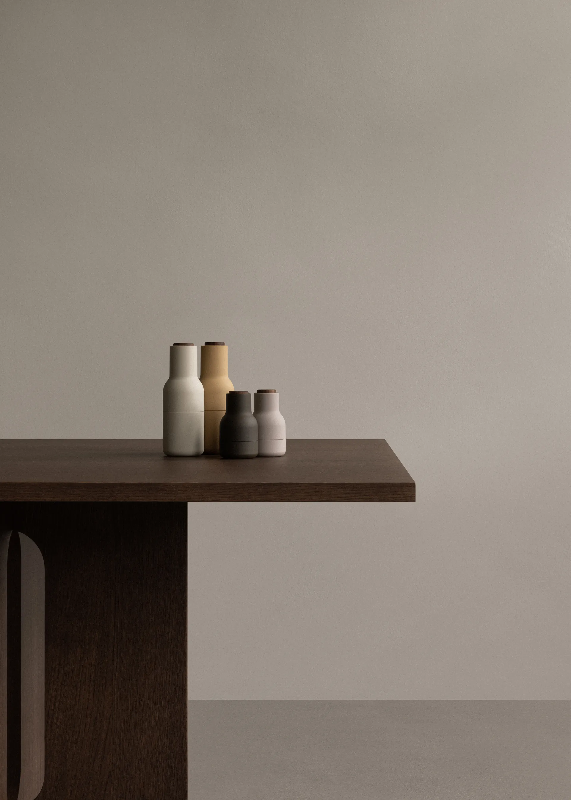 Set de 2 molinillos de especias Bottle Grinder Small, Hunting green-beige-nogal Audo Copenhagen