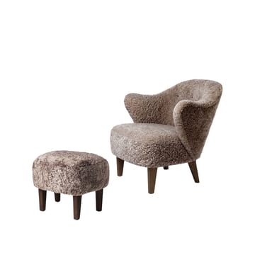 Set de sillón y reposapiés Ingeborg - Piel de oveja sahara, incluido reposapiés , patas roble ahumado - Audo Copenhagen