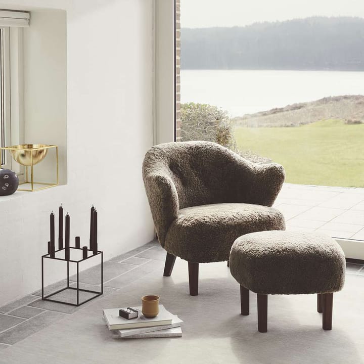 Set de sillón y reposapiés Ingeborg, Tela sahcozero beige, incl. reposapiés, patas roble ahumado Audo Copenhagen