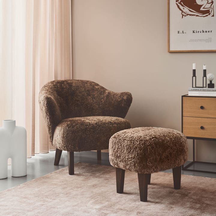Set de sillón y reposapiés Ingeborg, Tela sahcozero beige, incl. reposapiés, patas roble ahumado Audo Copenhagen