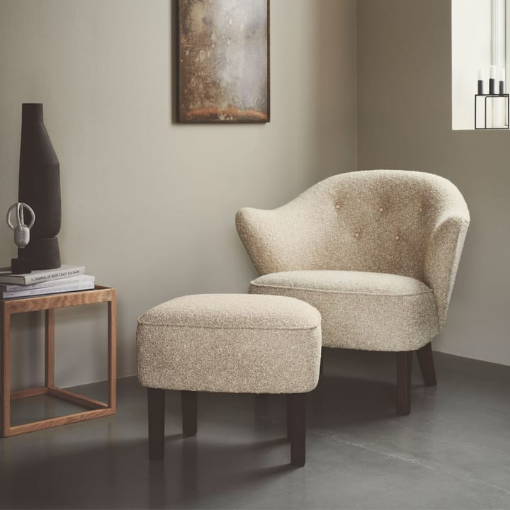 Set de sillón y reposapiés Ingeborg, Tela sahcozero beige, incl. reposapiés, patas roble ahumado Audo Copenhagen