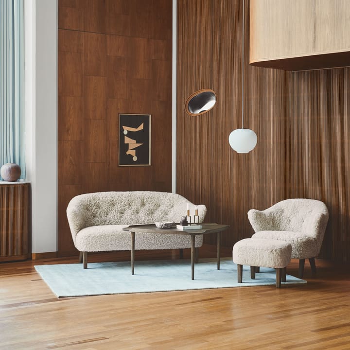 Set de sillón y reposapiés Ingeborg, Tela sahcozero beige, incl. reposapiés, patas roble ahumado Audo Copenhagen
