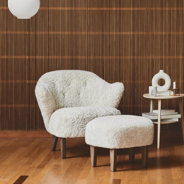 Set de sillón y reposapiés Ingeborg, Tela sahcozero beige, incl. reposapiés, patas roble ahumado Audo Copenhagen