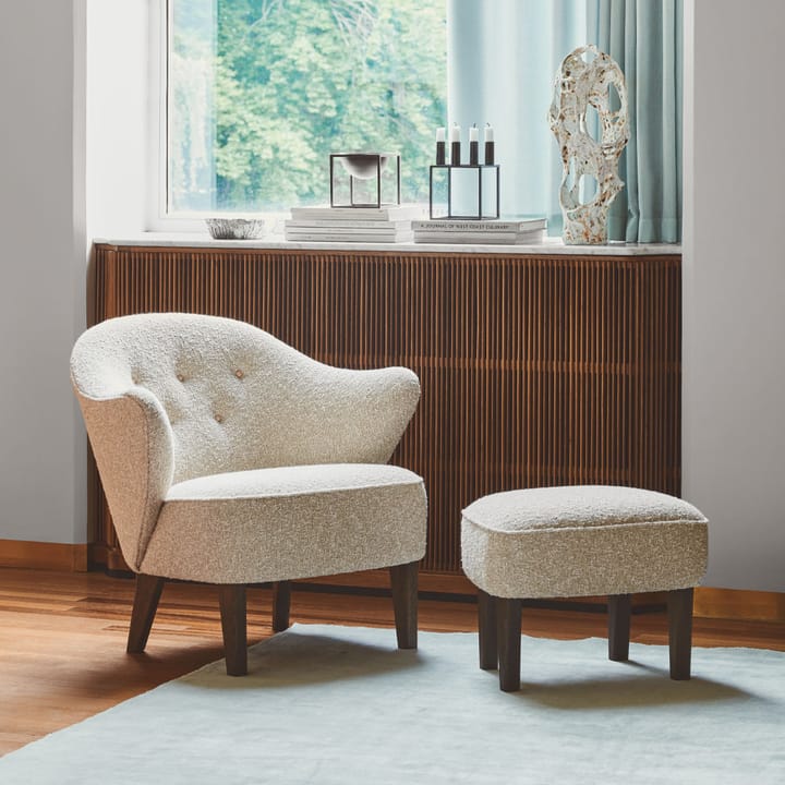 Set de sillón y reposapiés Ingeborg, Tela sahcozero beige, incl. reposapiés, patas roble ahumado Audo Copenhagen