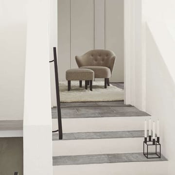 Set de sillón y reposapiés Ingeborg - Tela sahcozero beige, incl. reposapiés, patas roble ahumado - Audo Copenhagen