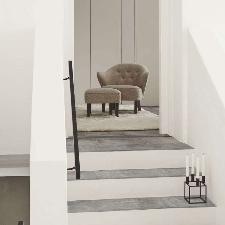 Set de sillón y reposapiés Ingeborg, Tela sahcozero beige, incl. reposapiés, patas roble ahumado Audo Copenhagen