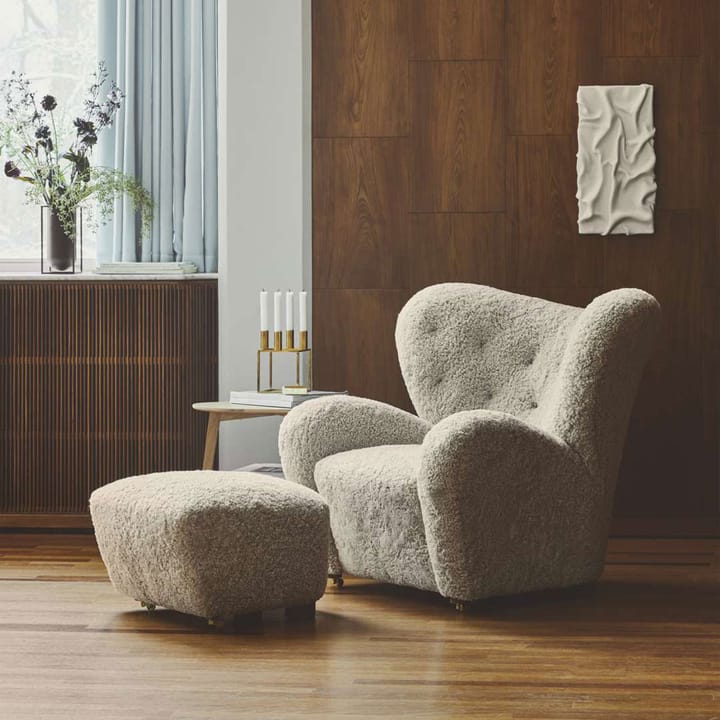 Set de sillón y reposapiés The Tired Man, Piel de oveja moonlight, incluido reposapiés , patas roble ahumado Audo Copenhagen