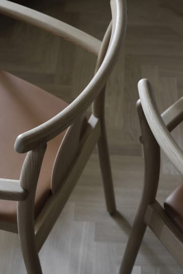 Silla con reposbrazos y cojín de silla Merkur - Oak- Dakar 0250 cognac - Audo Copenhagen
