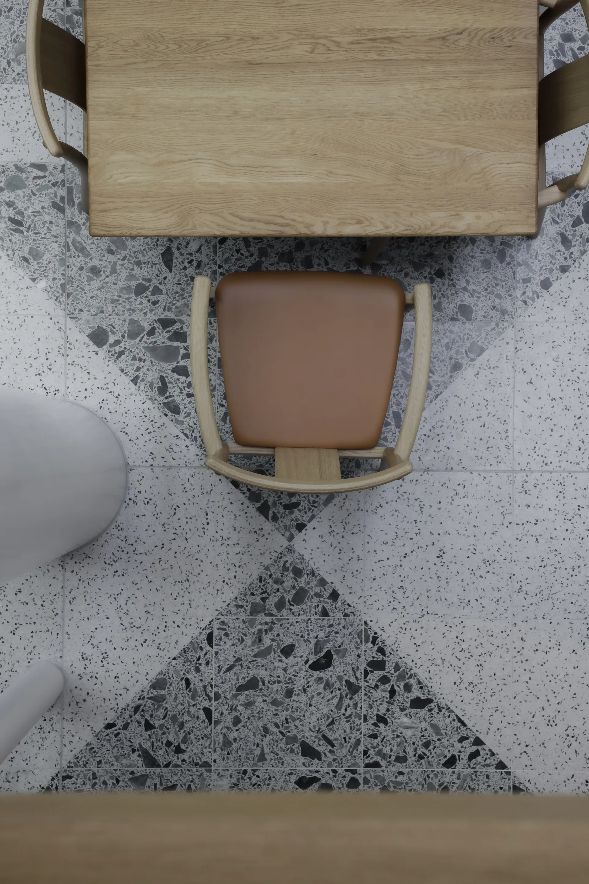 Silla con reposbrazos y cojín de silla Merkur, Oak- Dakar 0250 cognac Audo Copenhagen