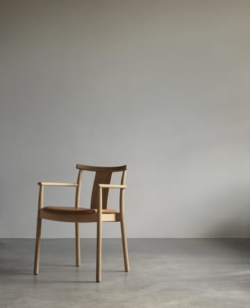 Silla con reposbrazos y cojín de silla Merkur - Oak- Dakar 0250 cognac - Audo Copenhagen