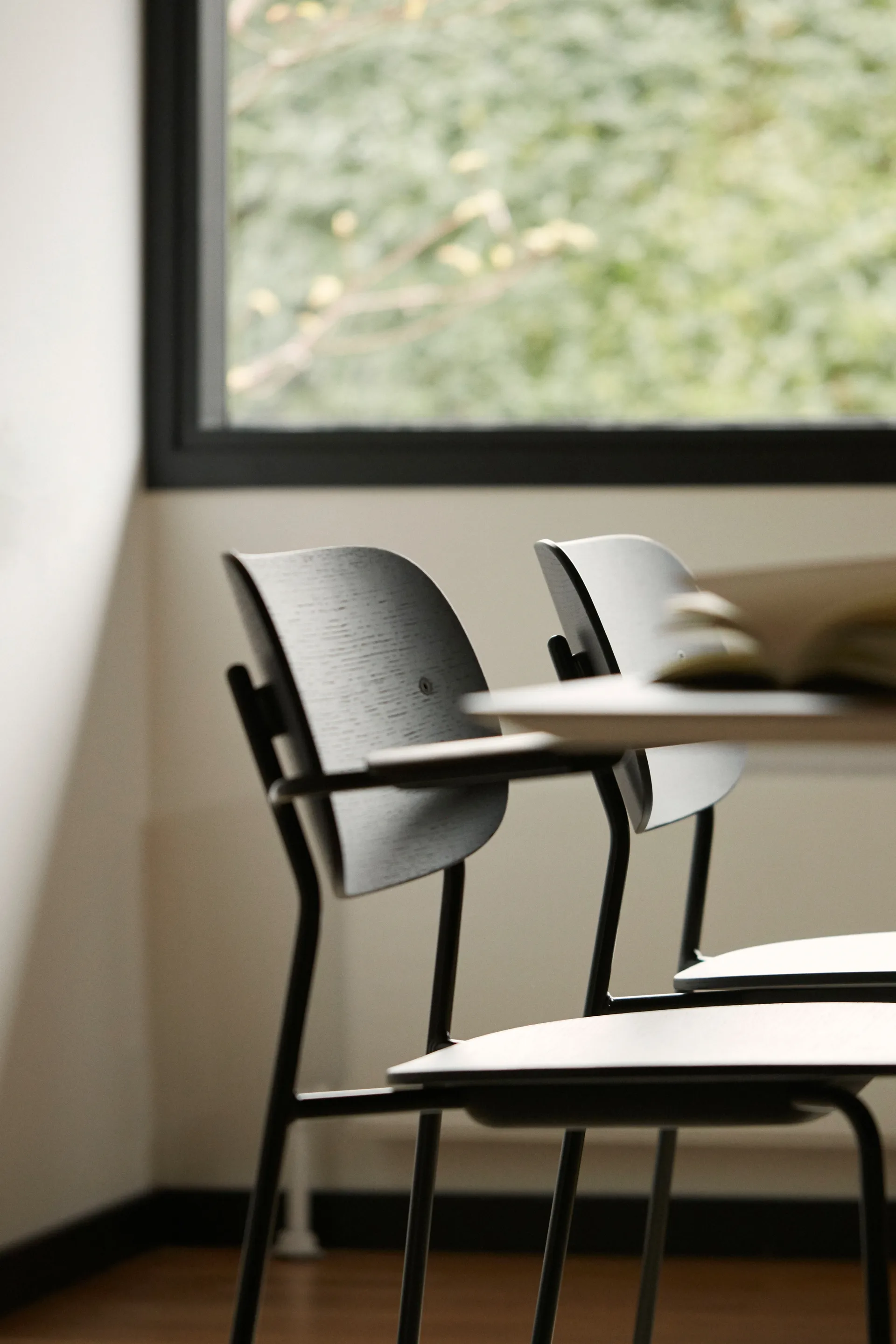 Silla de comedor con patas negras Co , roble negro Audo Copenhagen