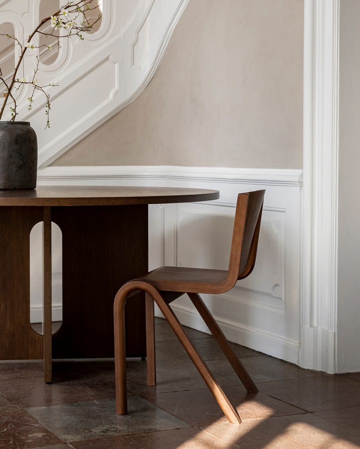 Silla de comedor Ready, Roble teñido rojo Audo Copenhagen