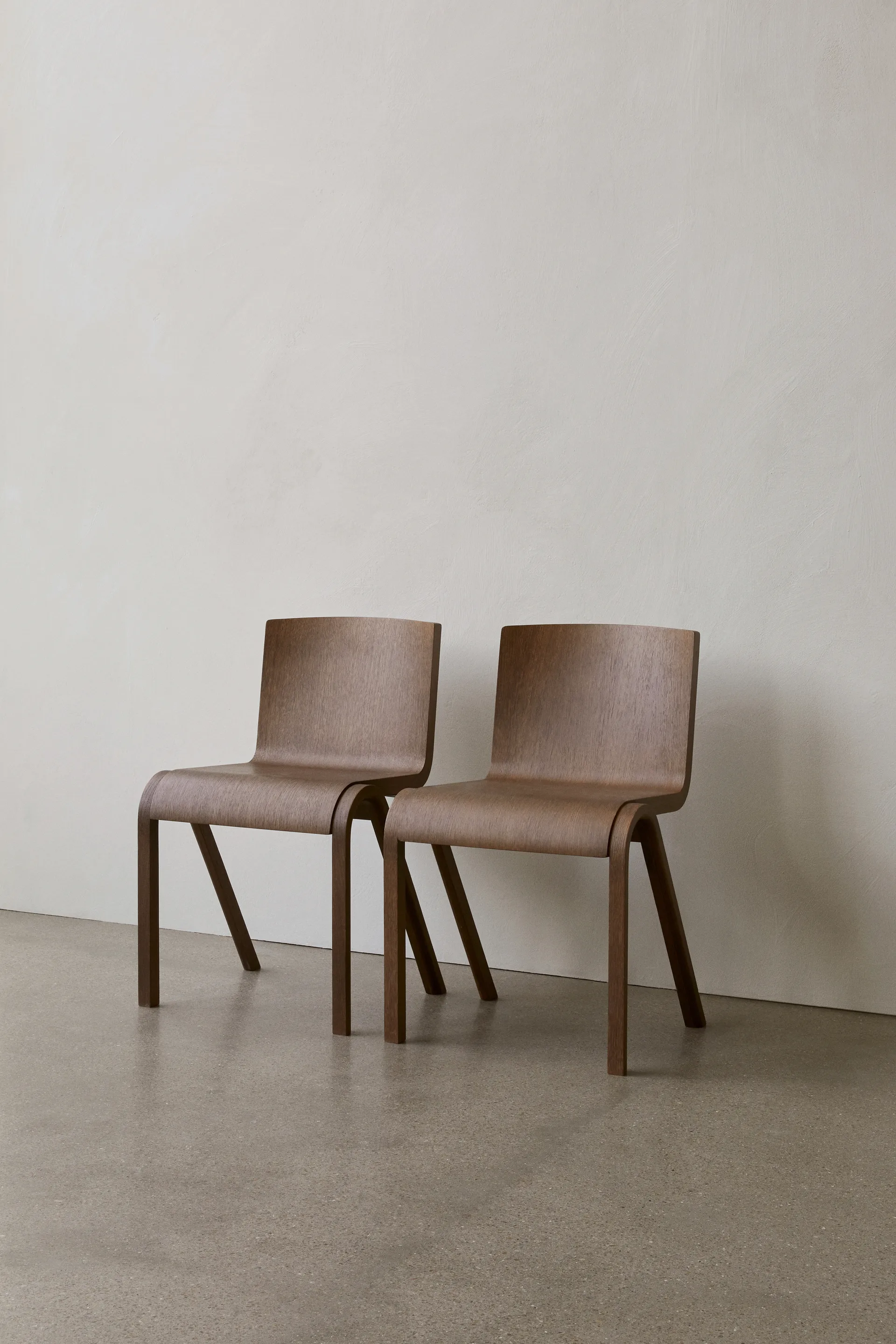 Silla de comedor Ready, Roble teñido rojo Audo Copenhagen