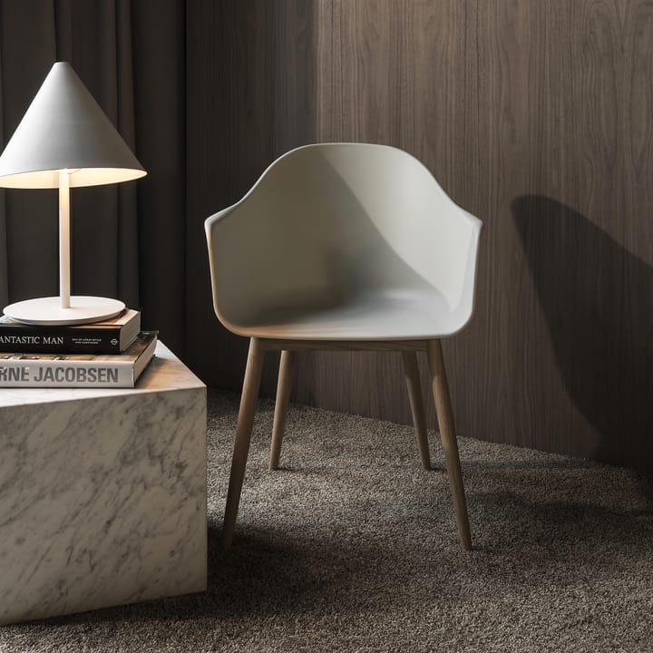 Silla Harbour con reposabrazos y con patas de roble, Light grey Audo Copenhagen