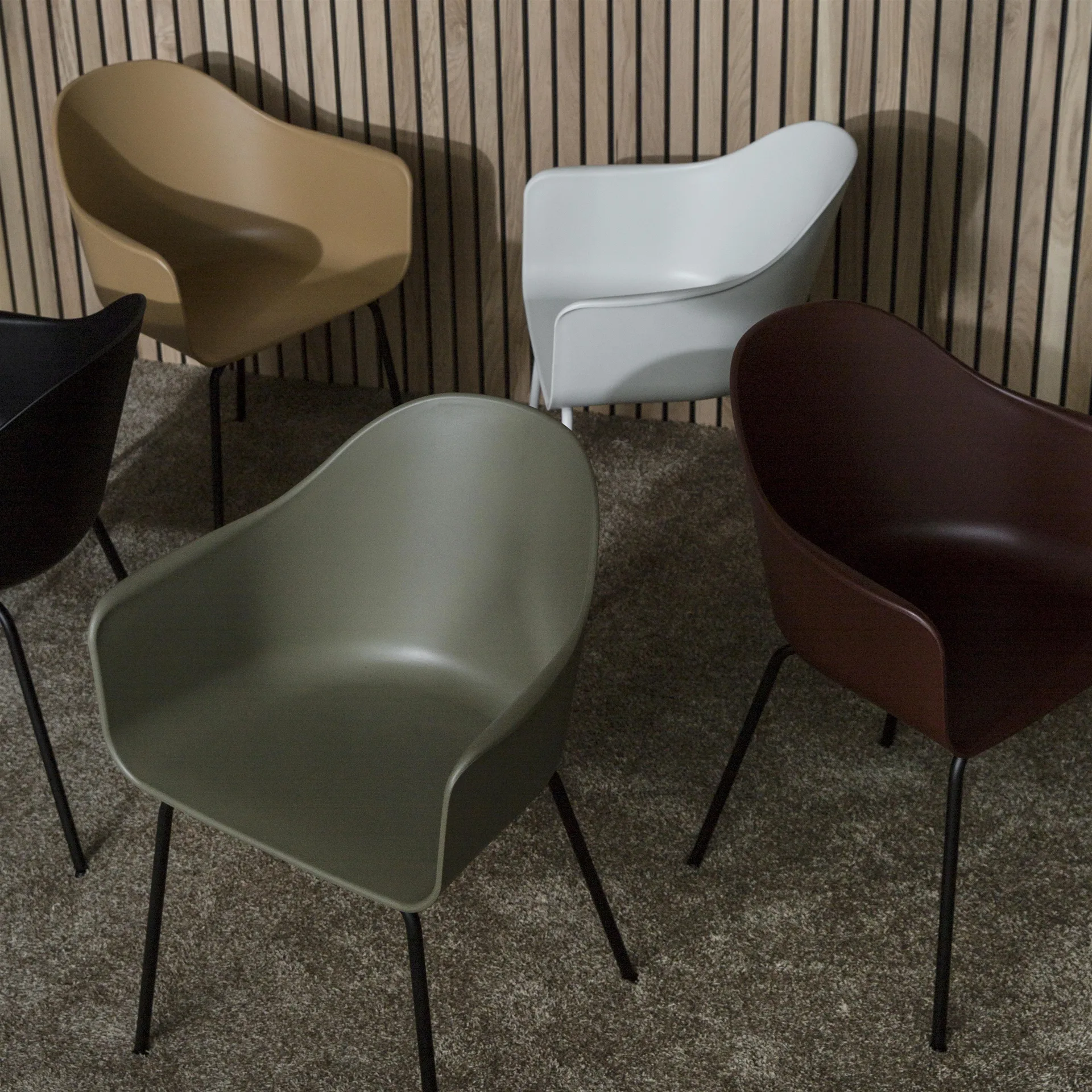 Silla Harbour con reposabrazos y con patas negras, Burned red Audo Copenhagen