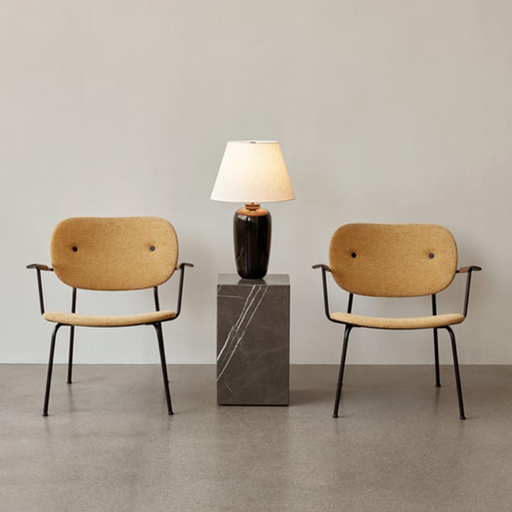 Sillón Co, Cuero dakar 0842 black, respaldo y brazo roble oscuro, base negra Audo Copenhagen