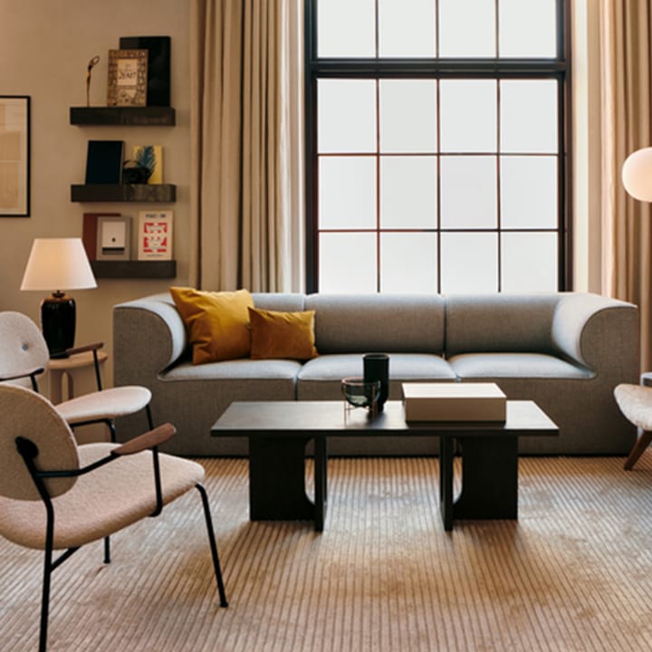 Sillón Co, Cuero dakar 0842 black, respaldo y brazo roble oscuro, base negra Audo Copenhagen