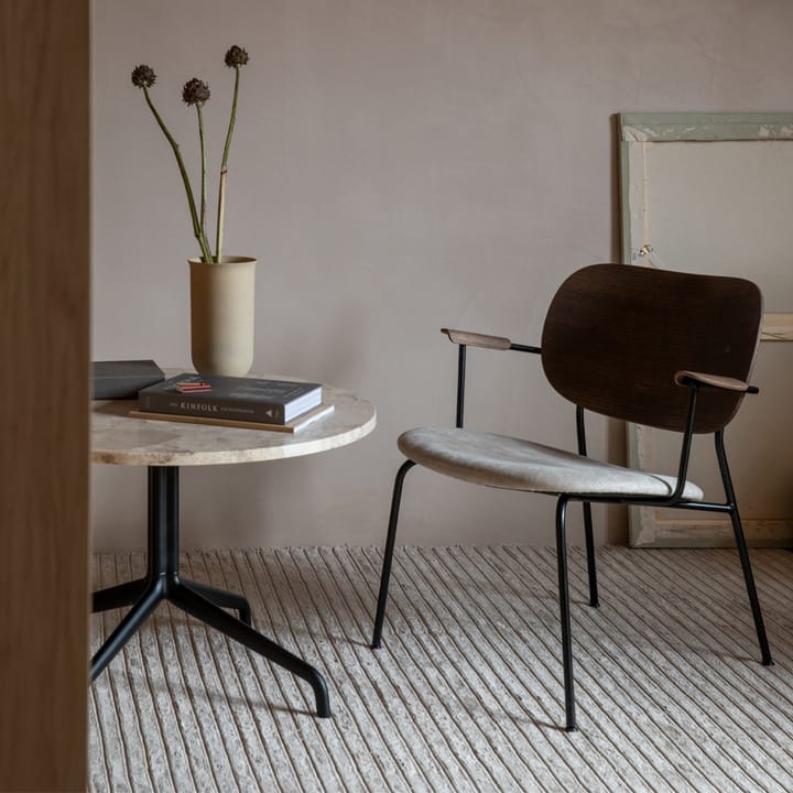 Sillón Co, Cuero dakar 0842 black, respaldo y brazo roble oscuro, base negra Audo Copenhagen