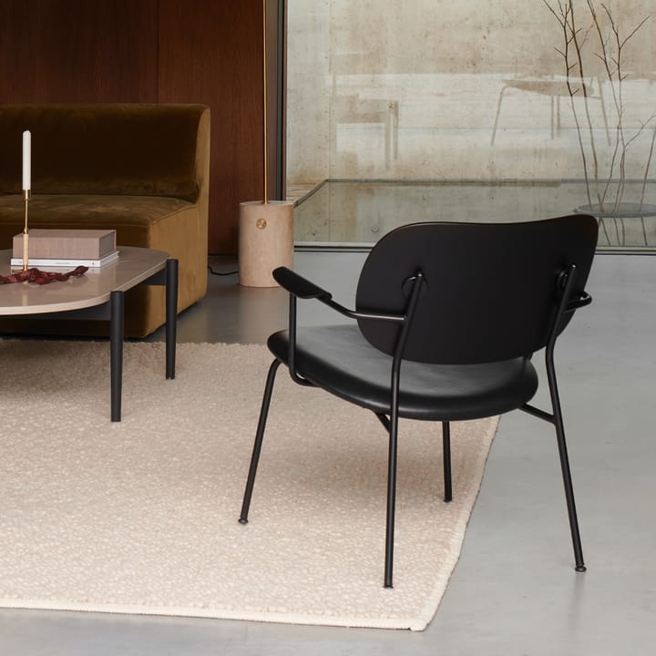 Sillón Co, Cuero dakar 0842 black, respaldo y brazo roble oscuro, base negra Audo Copenhagen