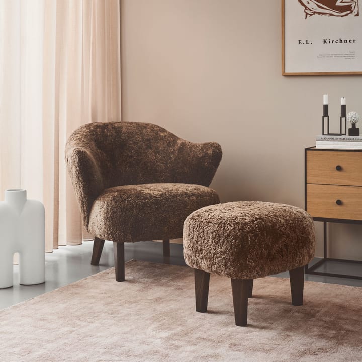 Sillón Ingeborg, Piel de oveja sahara, patas roble ahumado Audo Copenhagen
