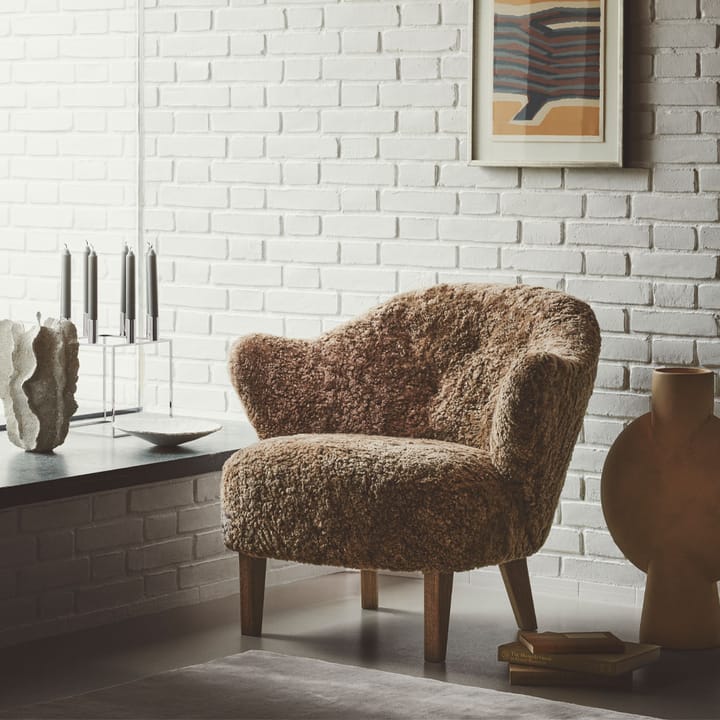 Sillón Ingeborg, Piel de oveja sahara, patas roble ahumado Audo Copenhagen