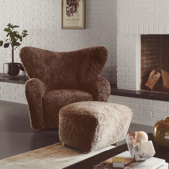 Sillón The Tired Man, Piel de oveja moonlight, patas roble natural Audo Copenhagen