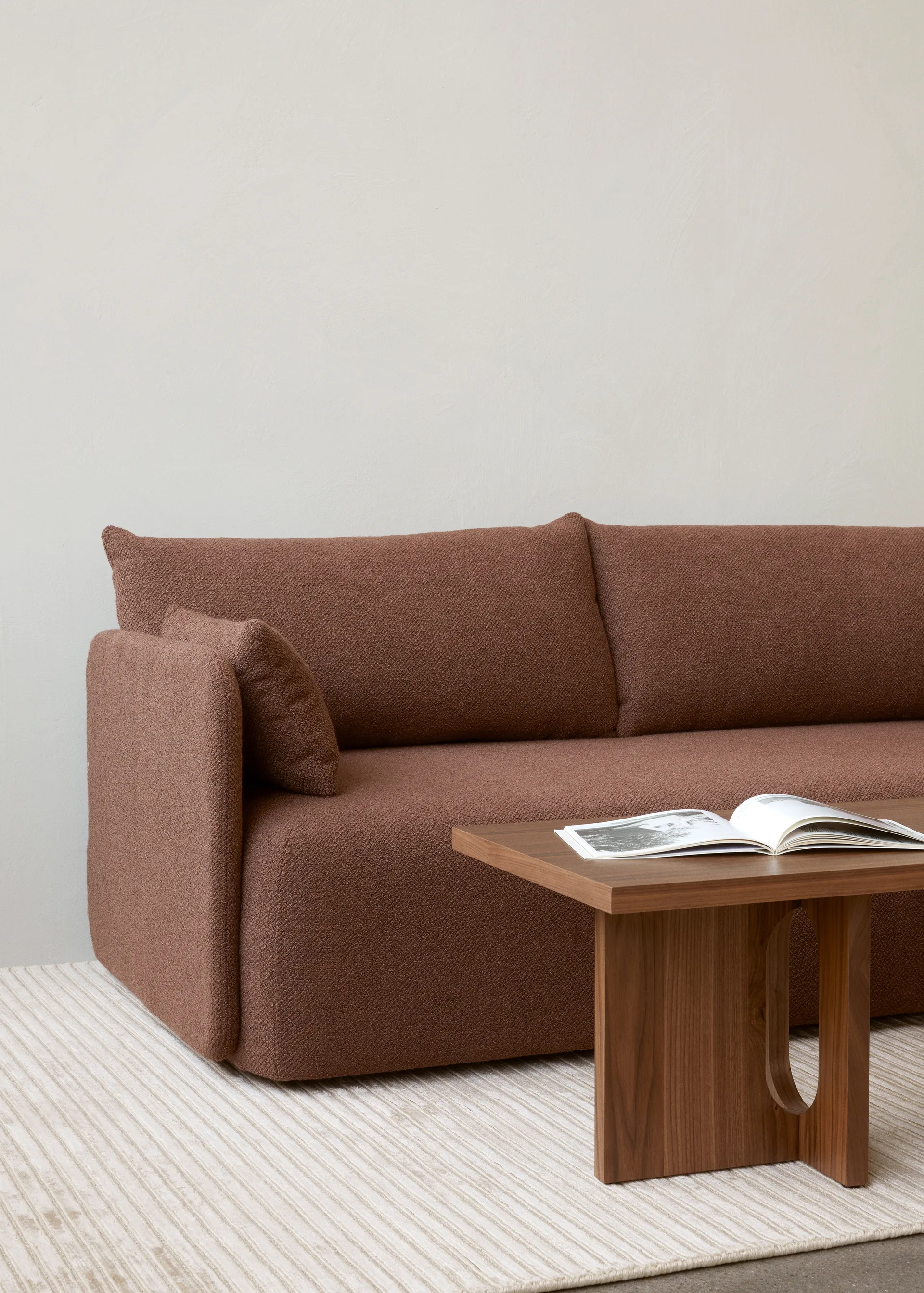 Sofá Offset 2 plazas, Audo Bouclé 08 Bordeaux Audo Copenhagen
