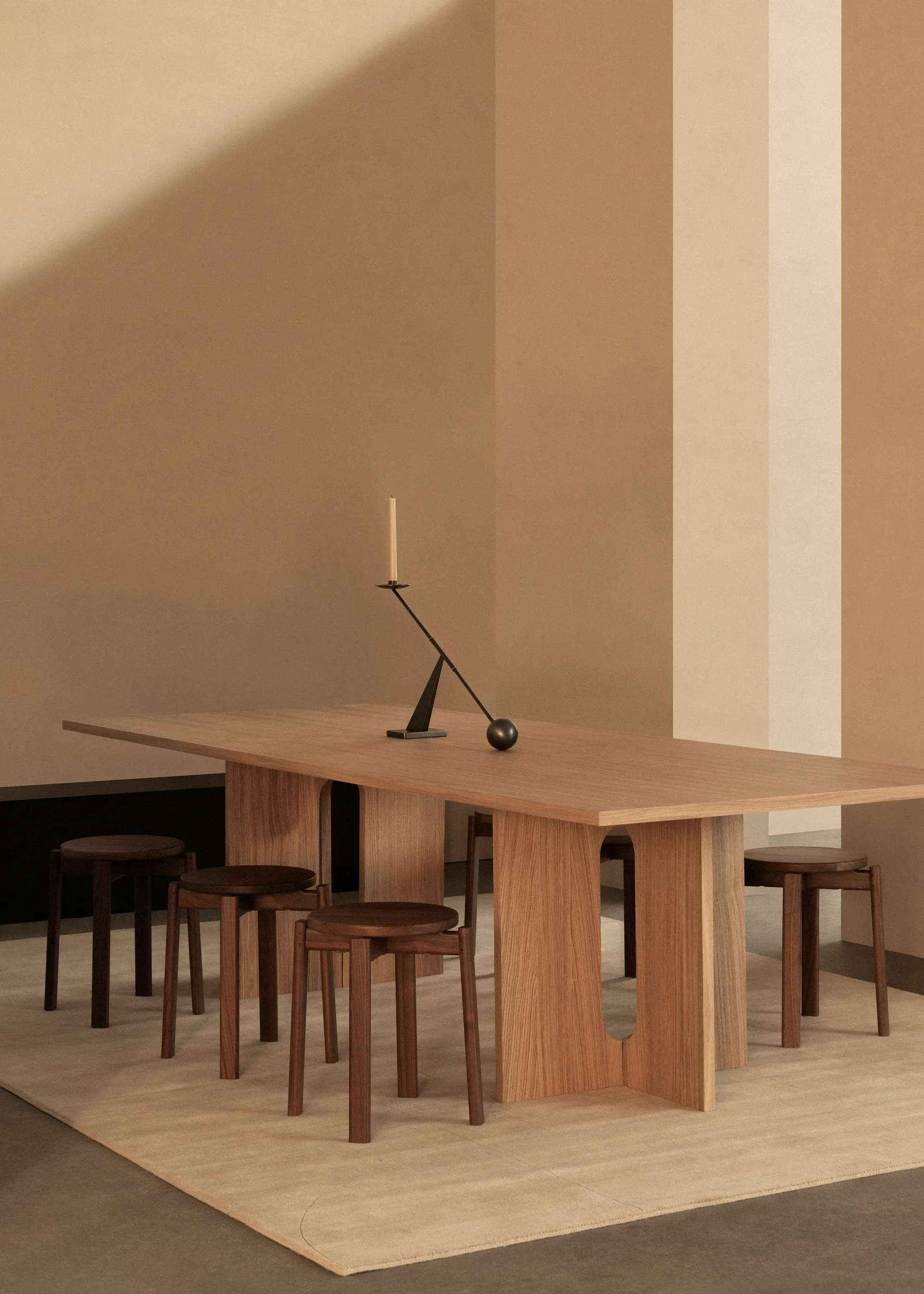 Taburete bajo Passage, Roble teñido oscuro Audo Copenhagen