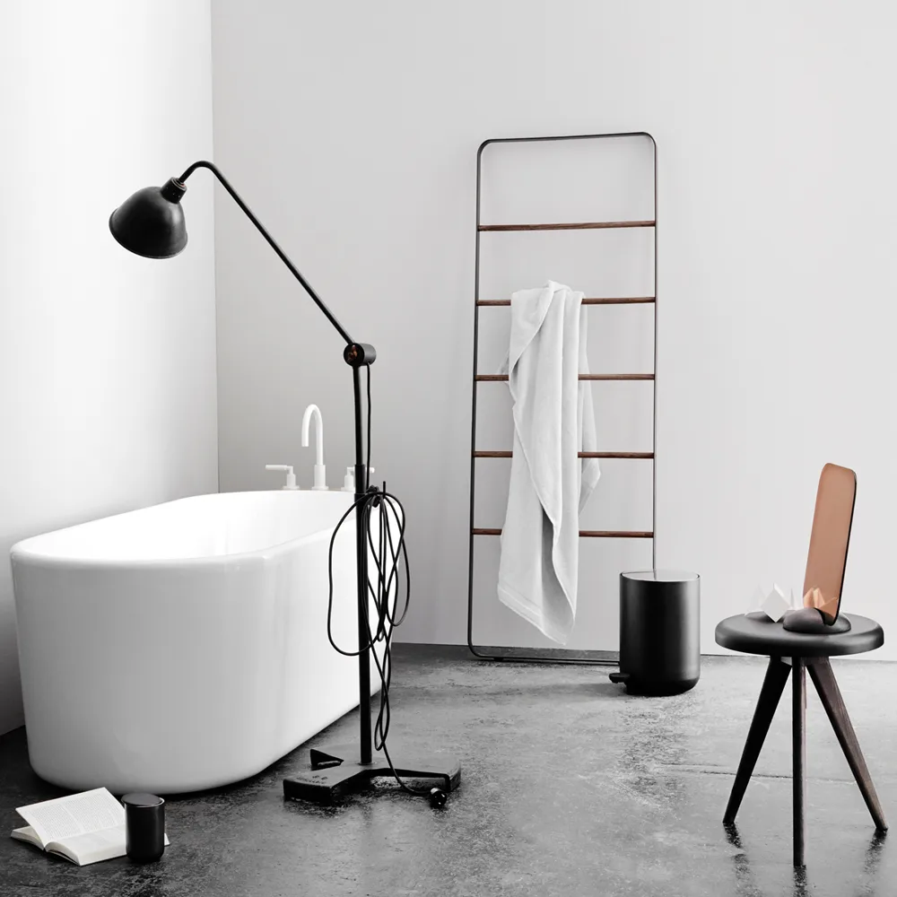 Toallero Towel, Negro, barras en fresno oscuro, cuero Audo Copenhagen