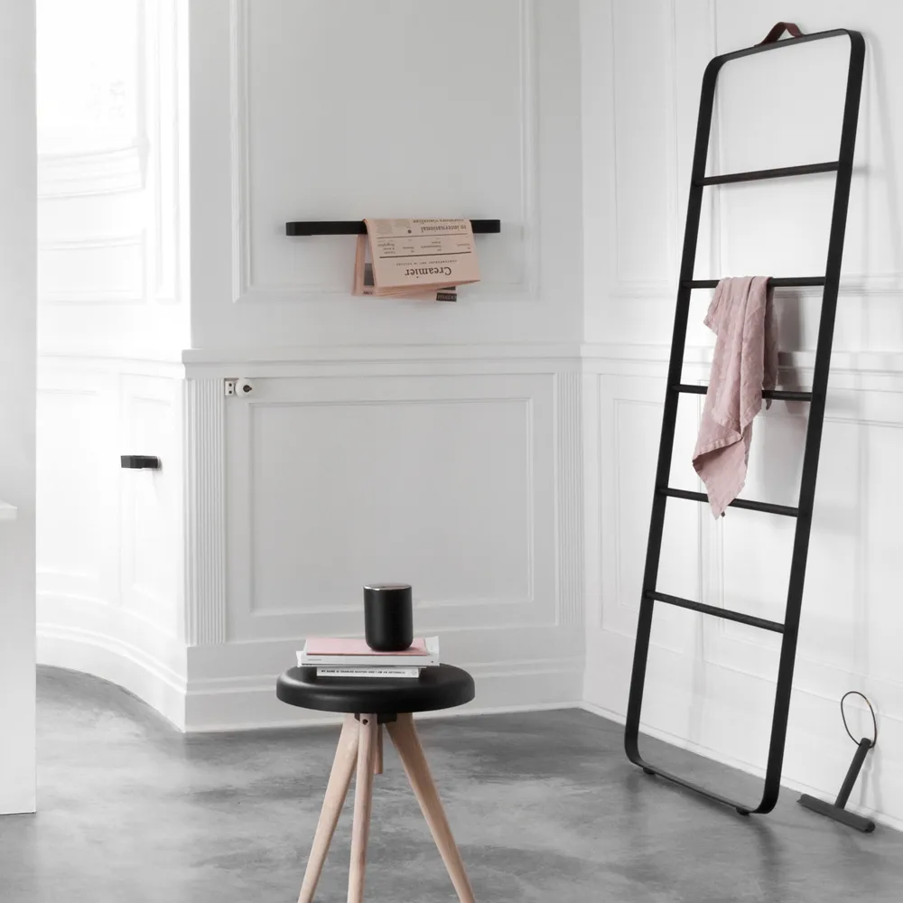 Toallero Towel, Negro, barras en fresno oscuro, cuero Audo Copenhagen