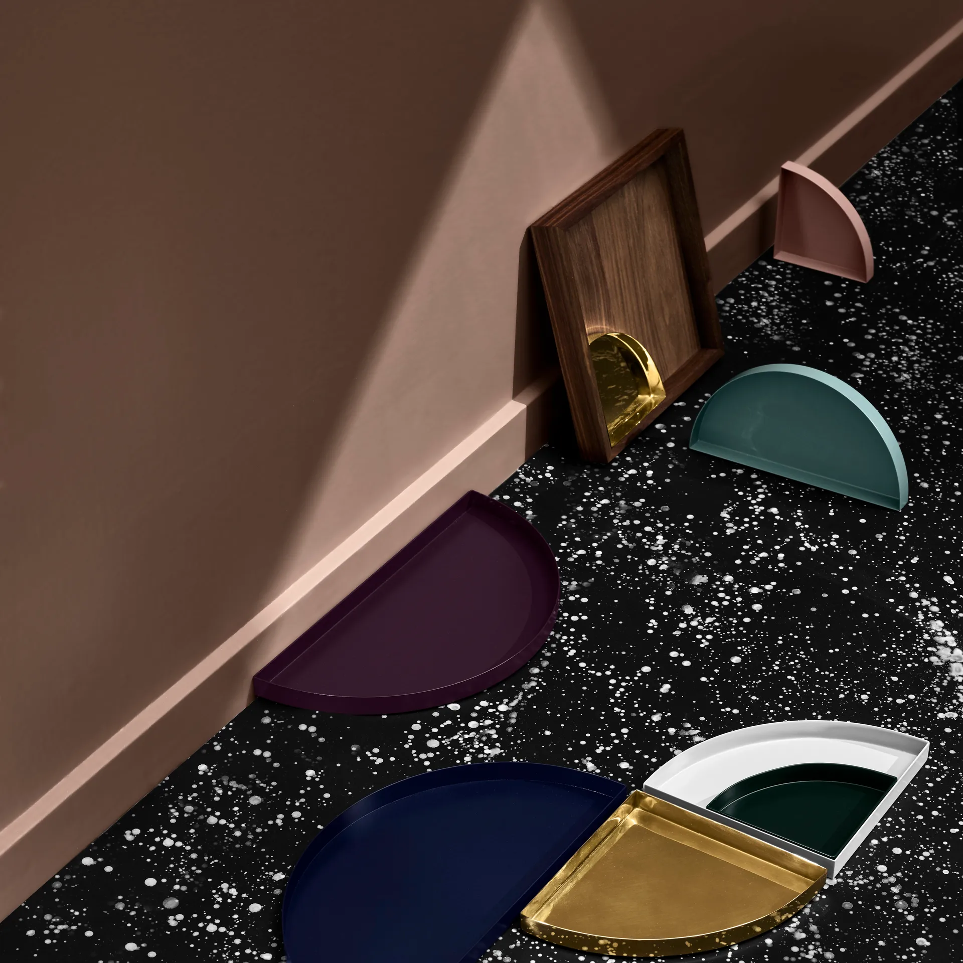 Bandeja cuadrada Unity nogal, pequeño AYTM