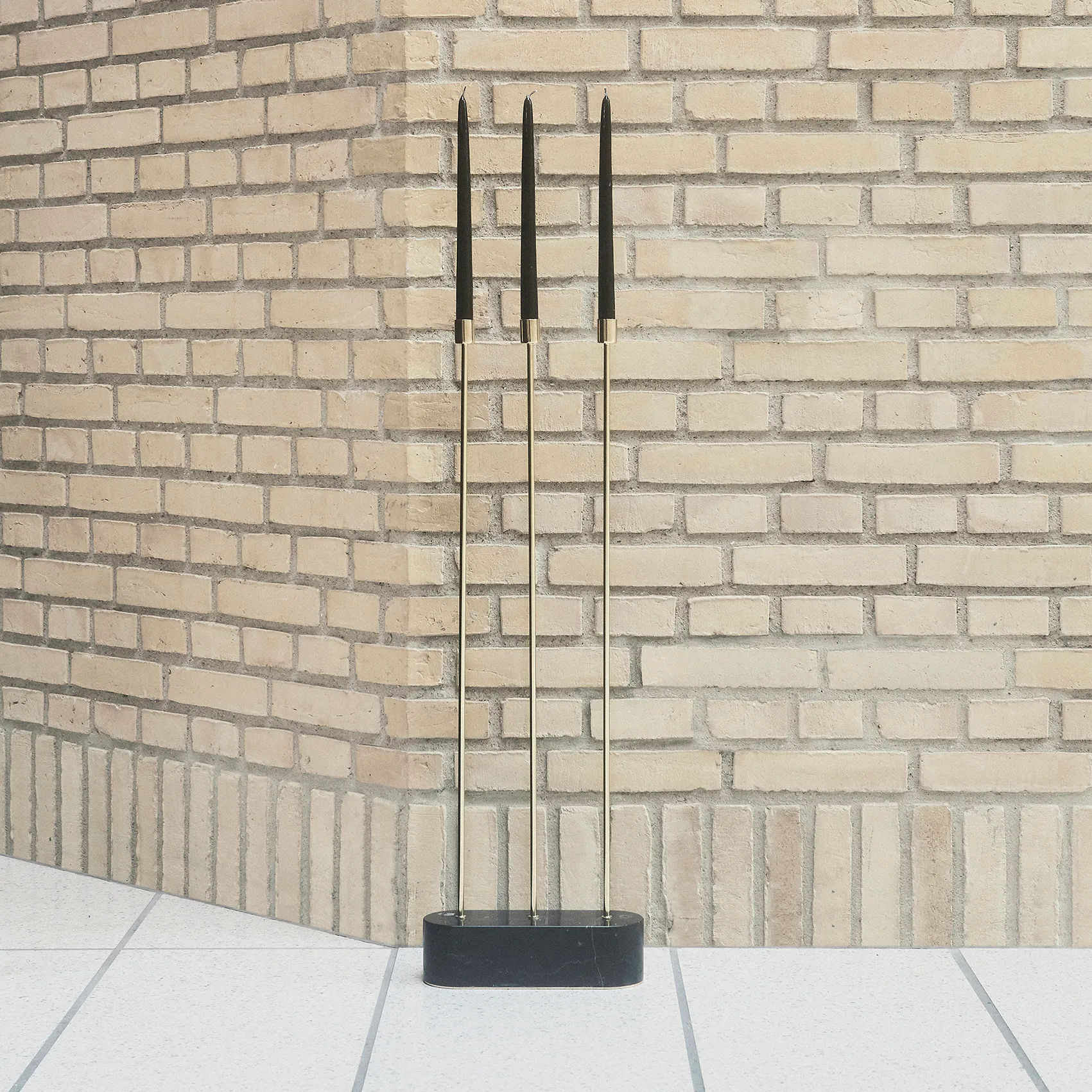 Candelabro de suelo Grasil, negro-oro AYTM