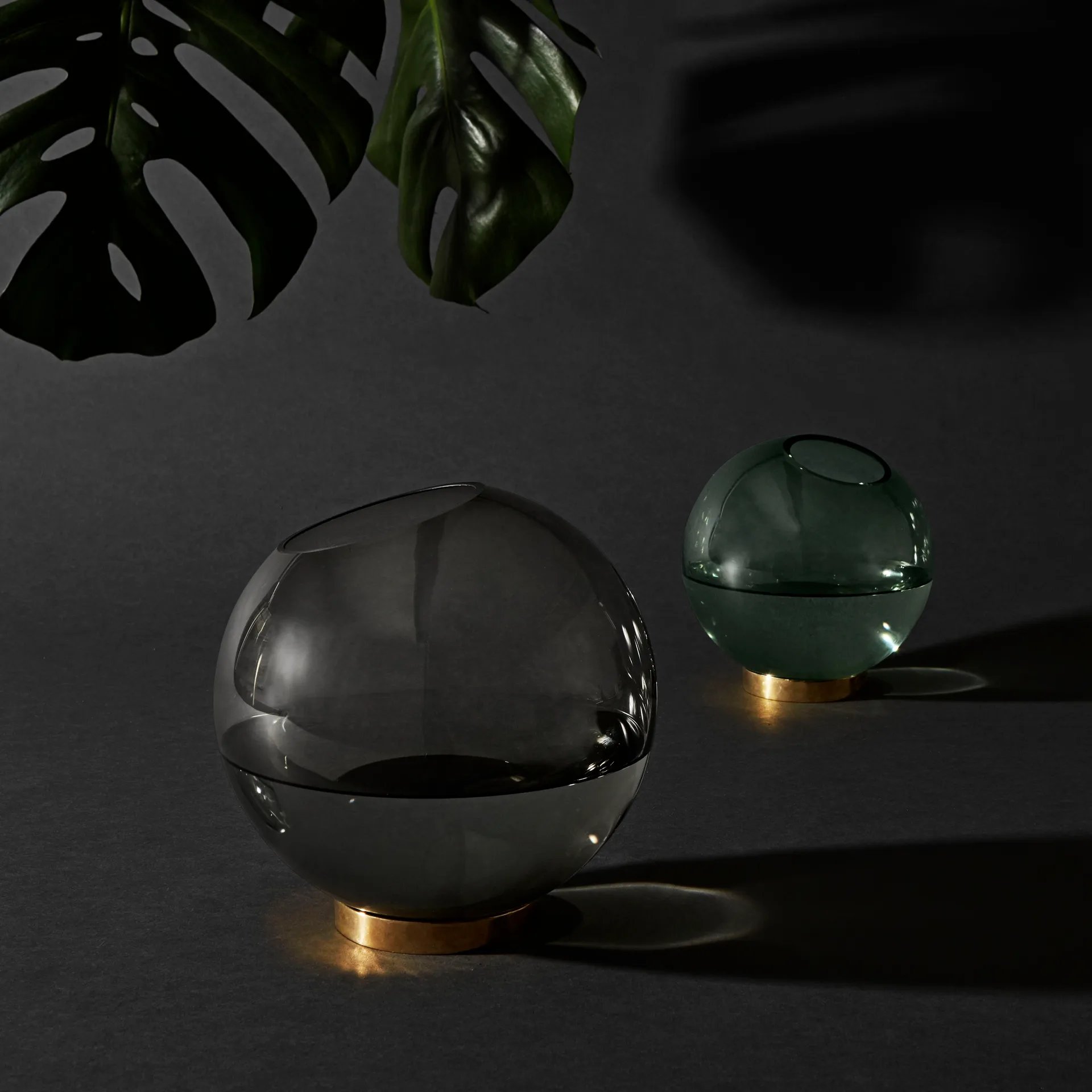 Florero Globe, grande, negro-latón AYTM