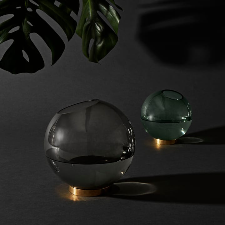 Florero Globe, grande, negro-latón AYTM