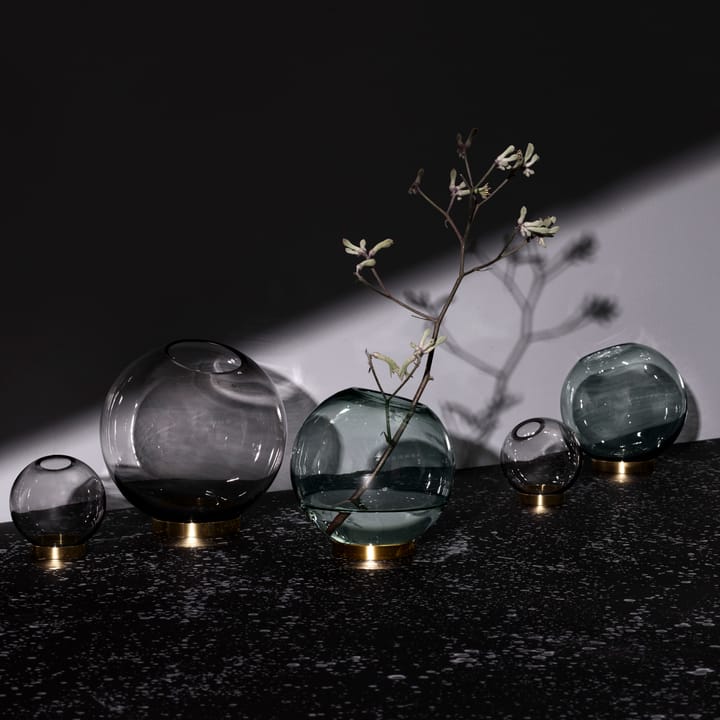 Florero Globe, grande, negro-latón AYTM