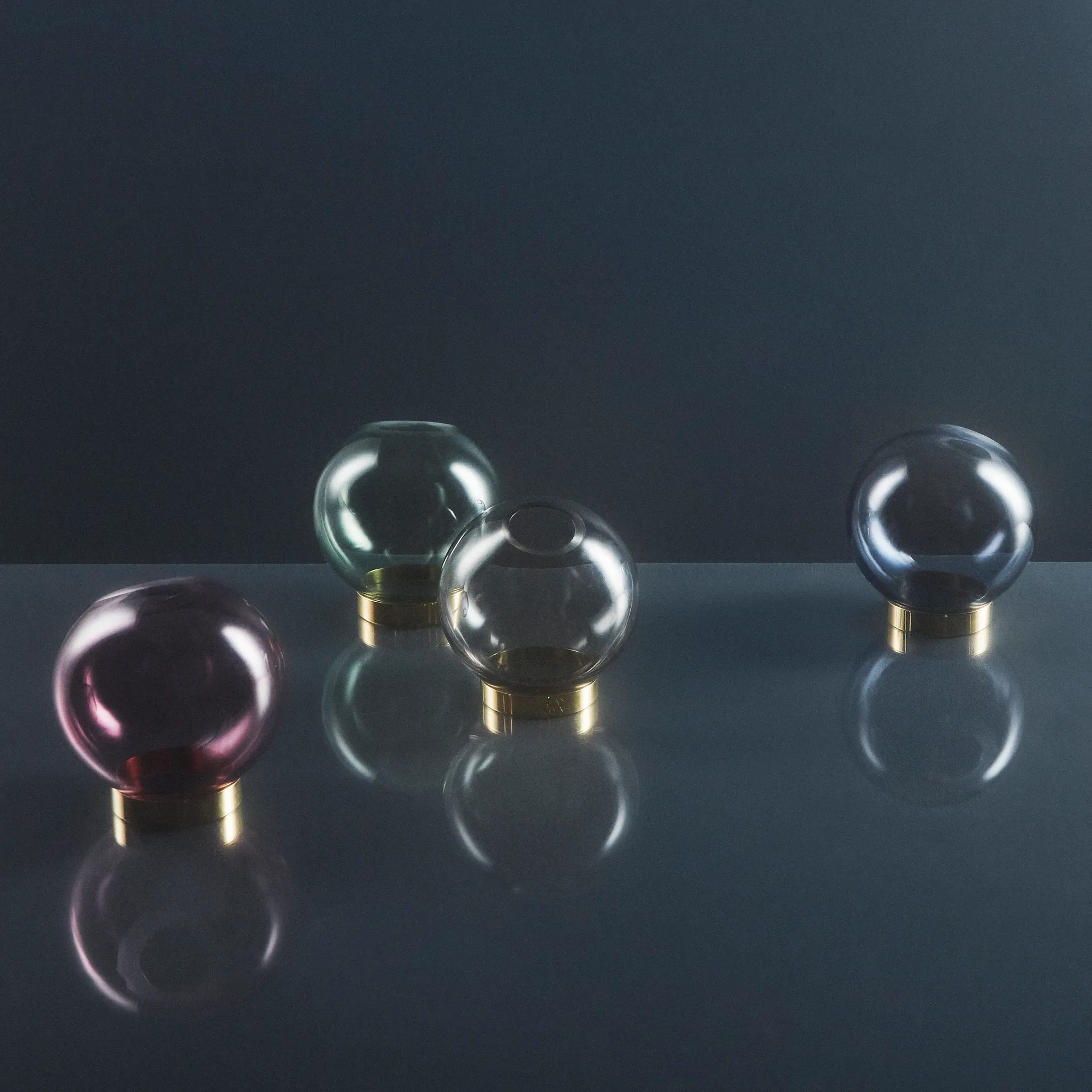 Florero Globe, pequeño, rosa-latón AYTM